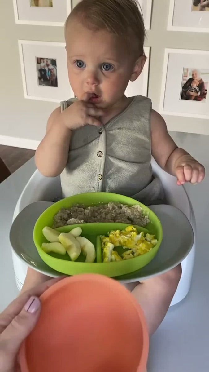 Baby self-feeding from the Olababy suction bowl