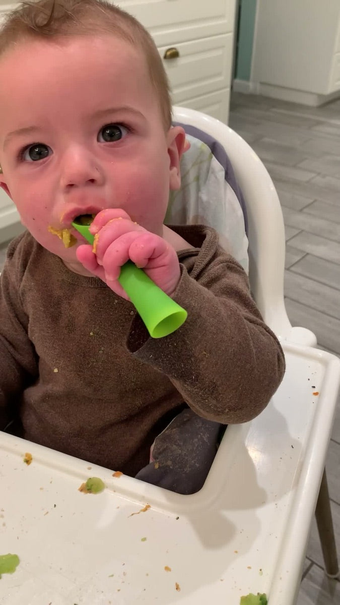 Baby self-feeding with the Olababy training spoon